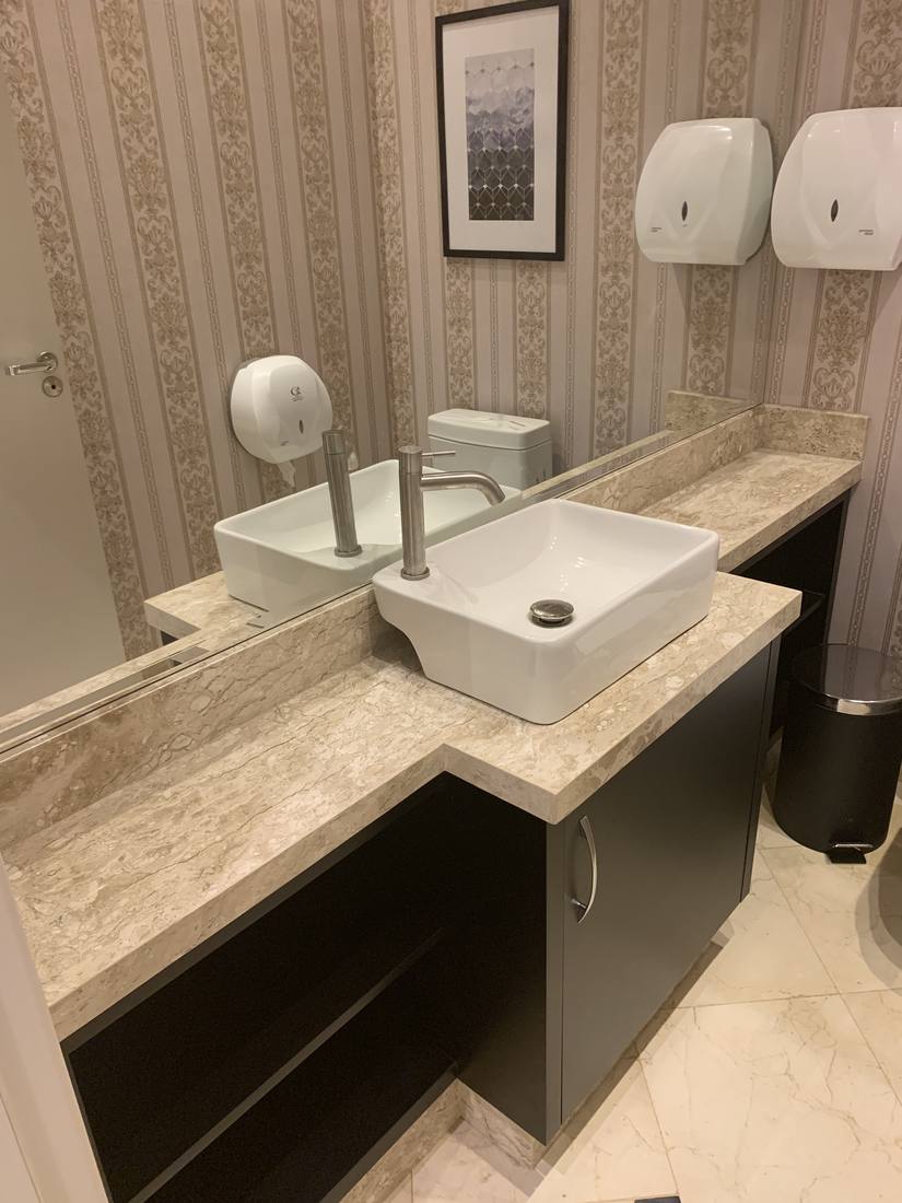 Baño en piedra a medida