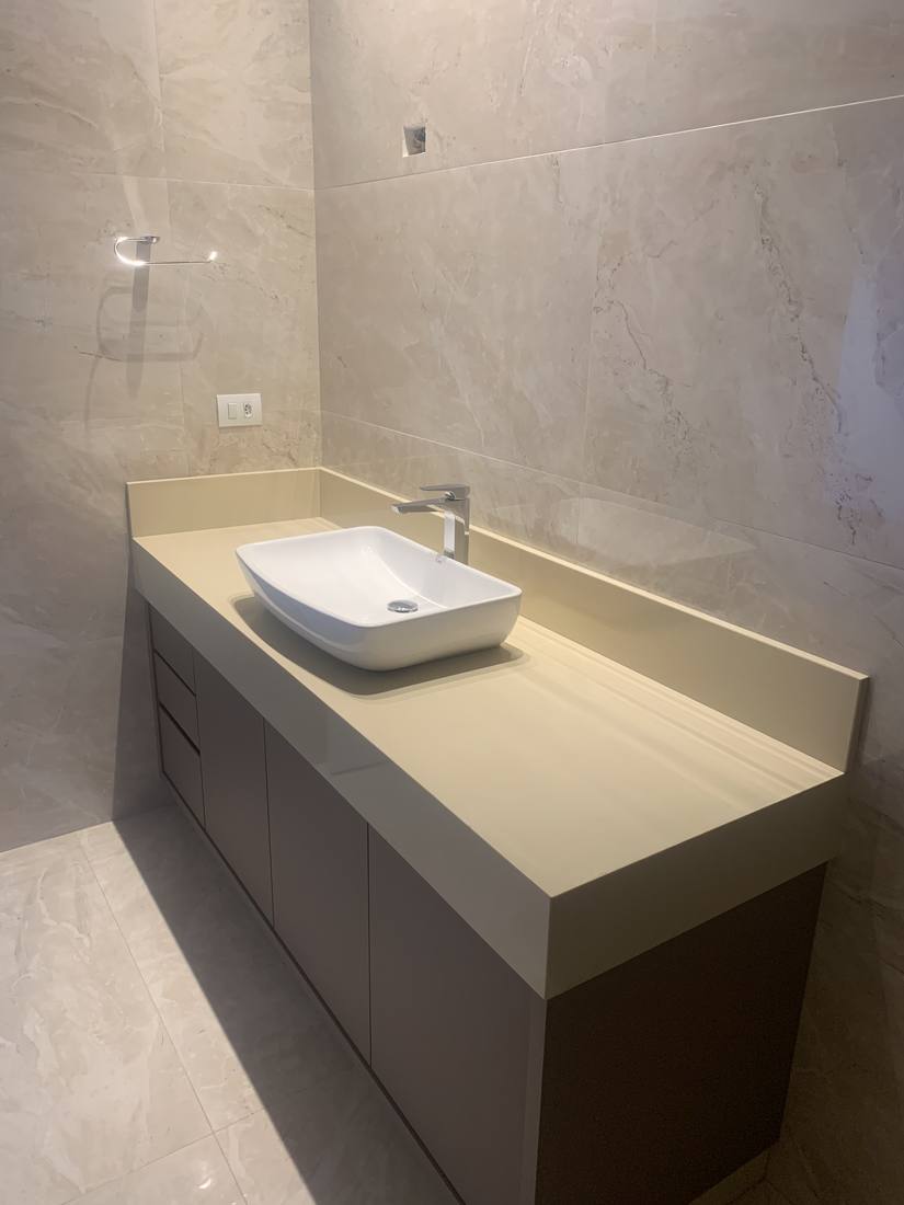 Baño en piedra a medida